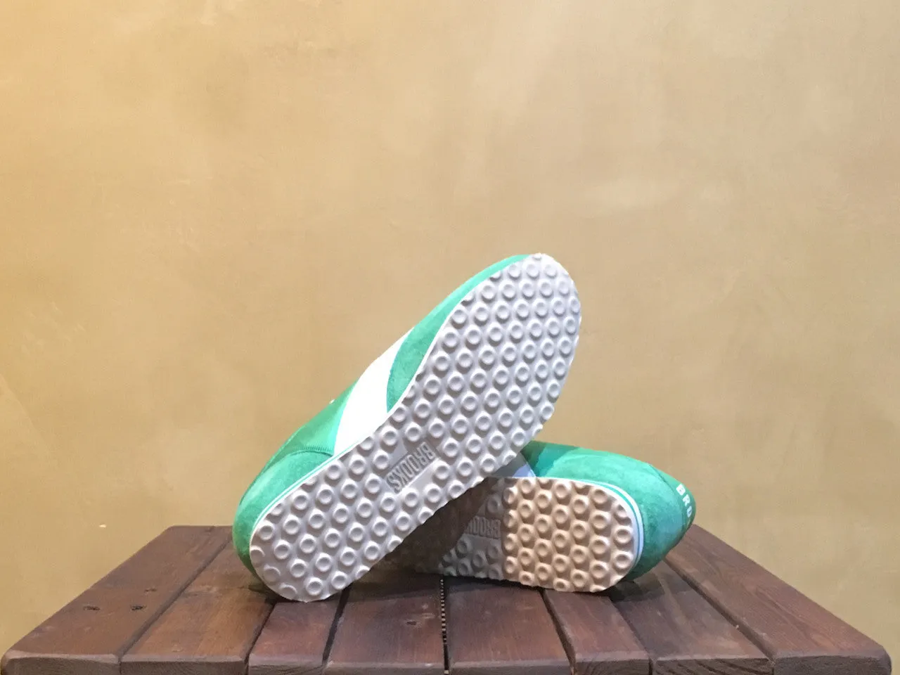 110166 1D 311 Brooks Vanguard Heritage Kelly Green/White