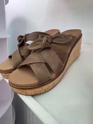 Corky's: Bowdacious Wedge - Tan