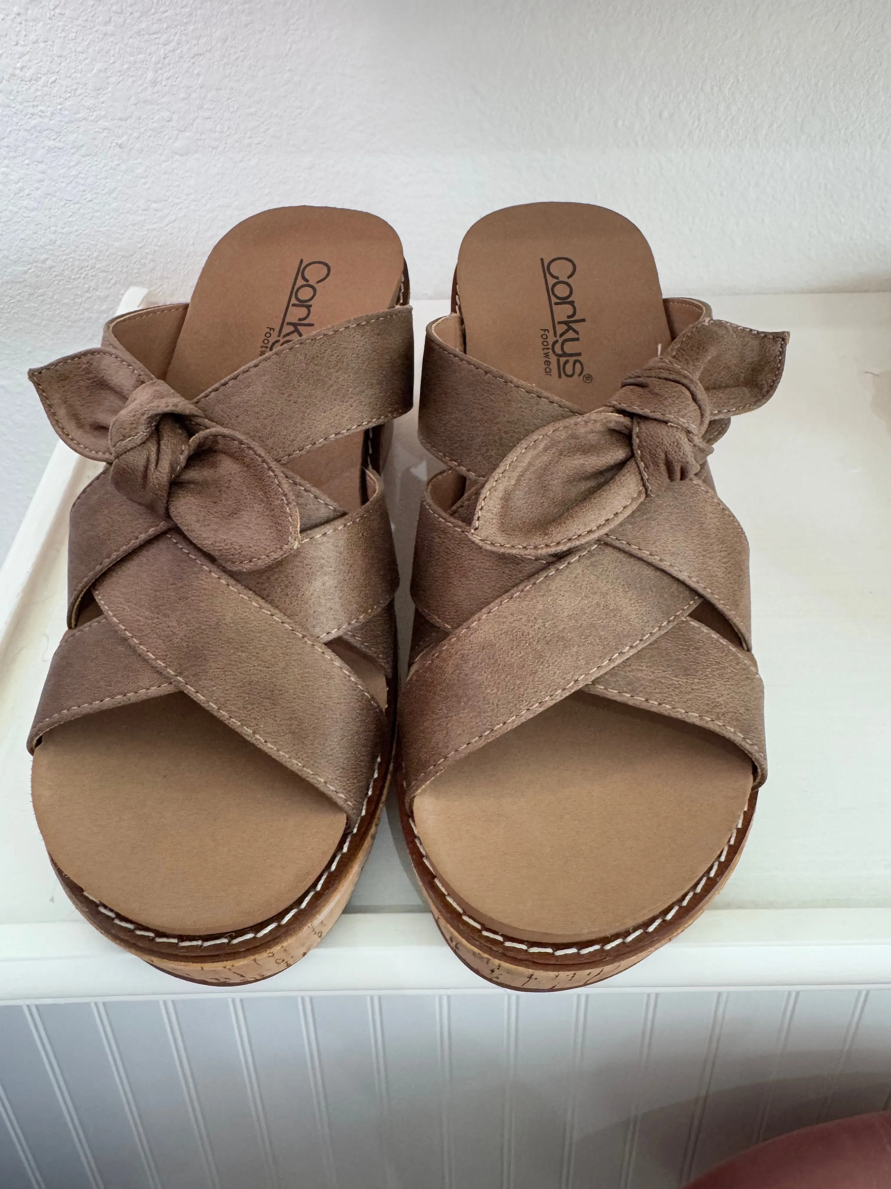 Corky's: Bowdacious Wedge - Tan