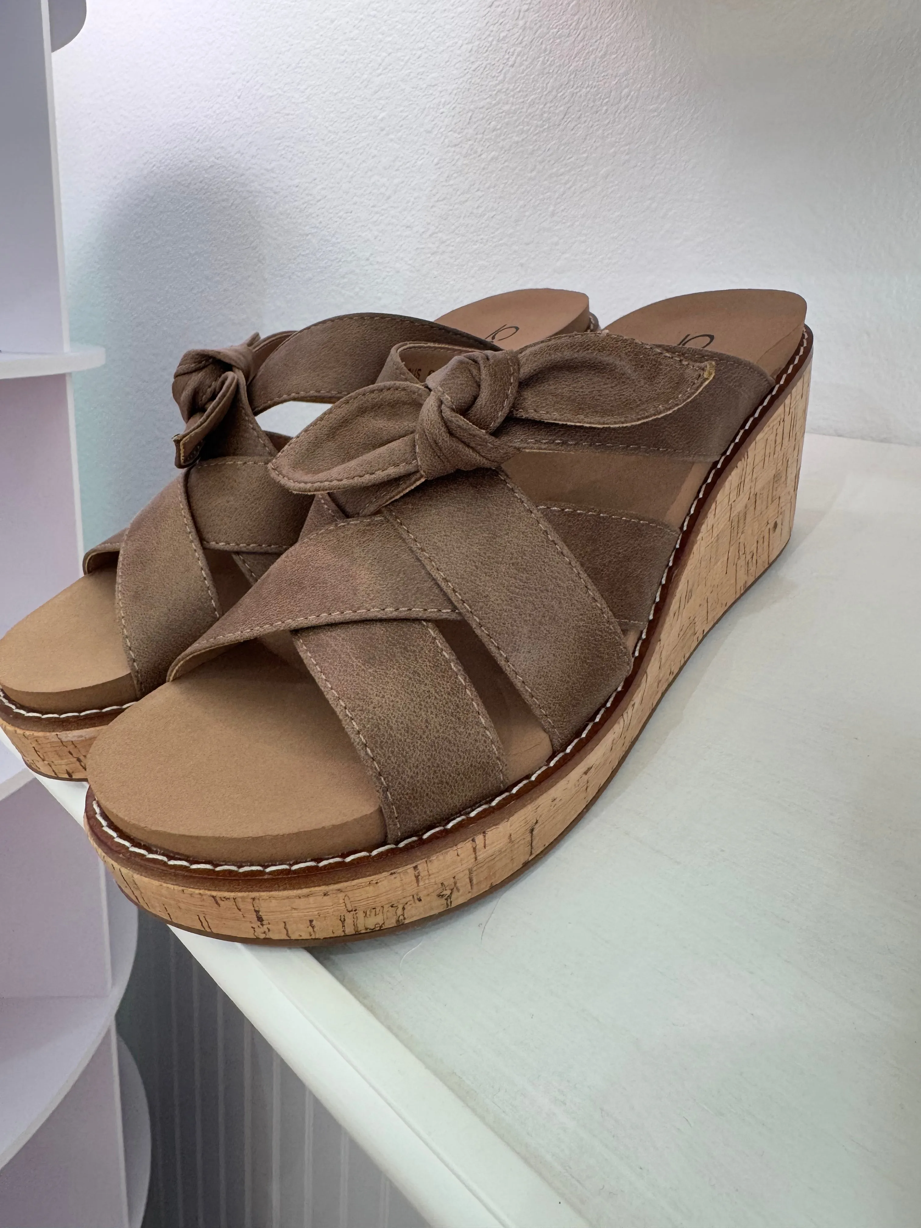 Corky's: Bowdacious Wedge - Tan