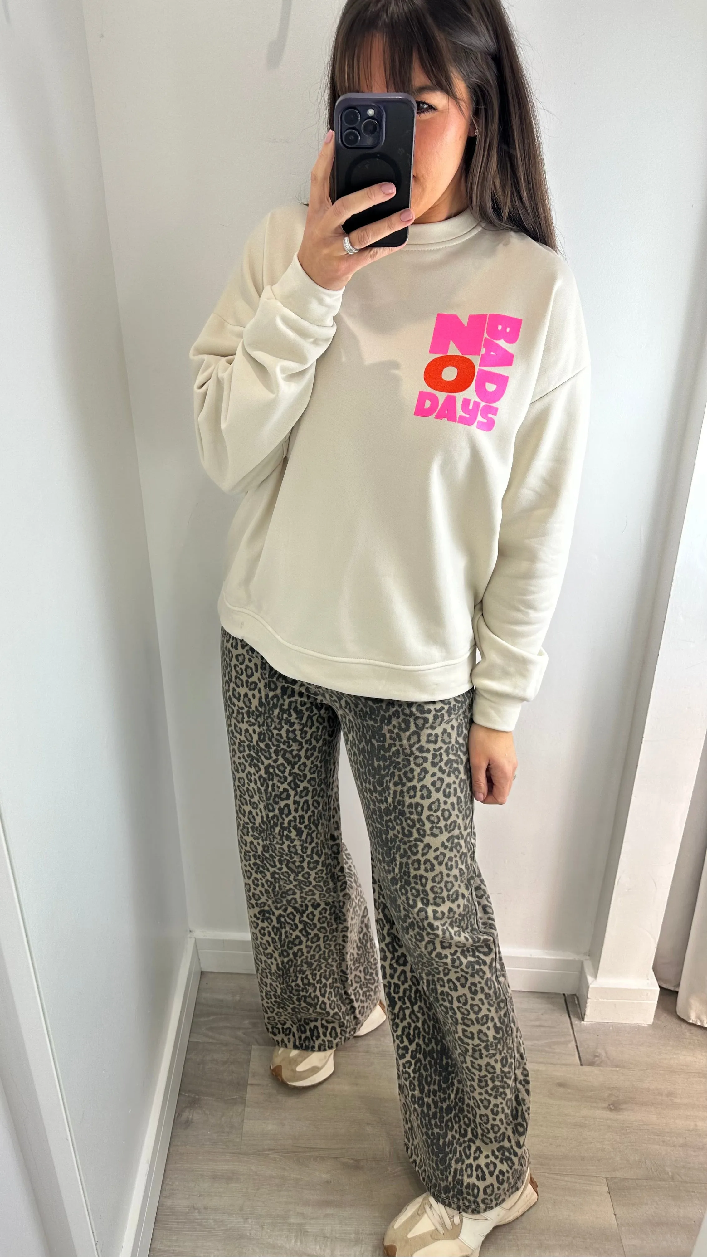 CREAM NO BAD DAYS SWEATSHIRT