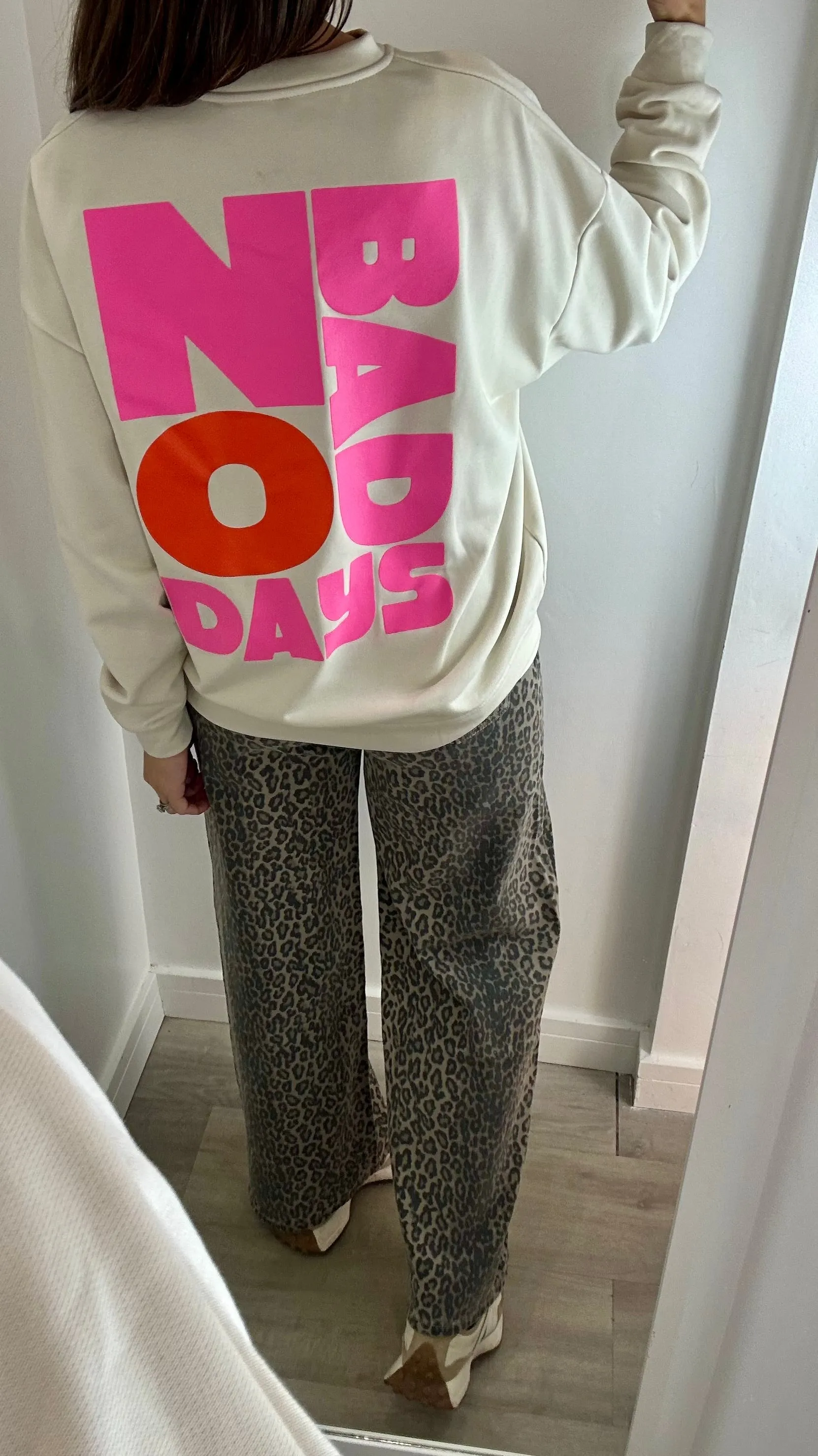 CREAM NO BAD DAYS SWEATSHIRT