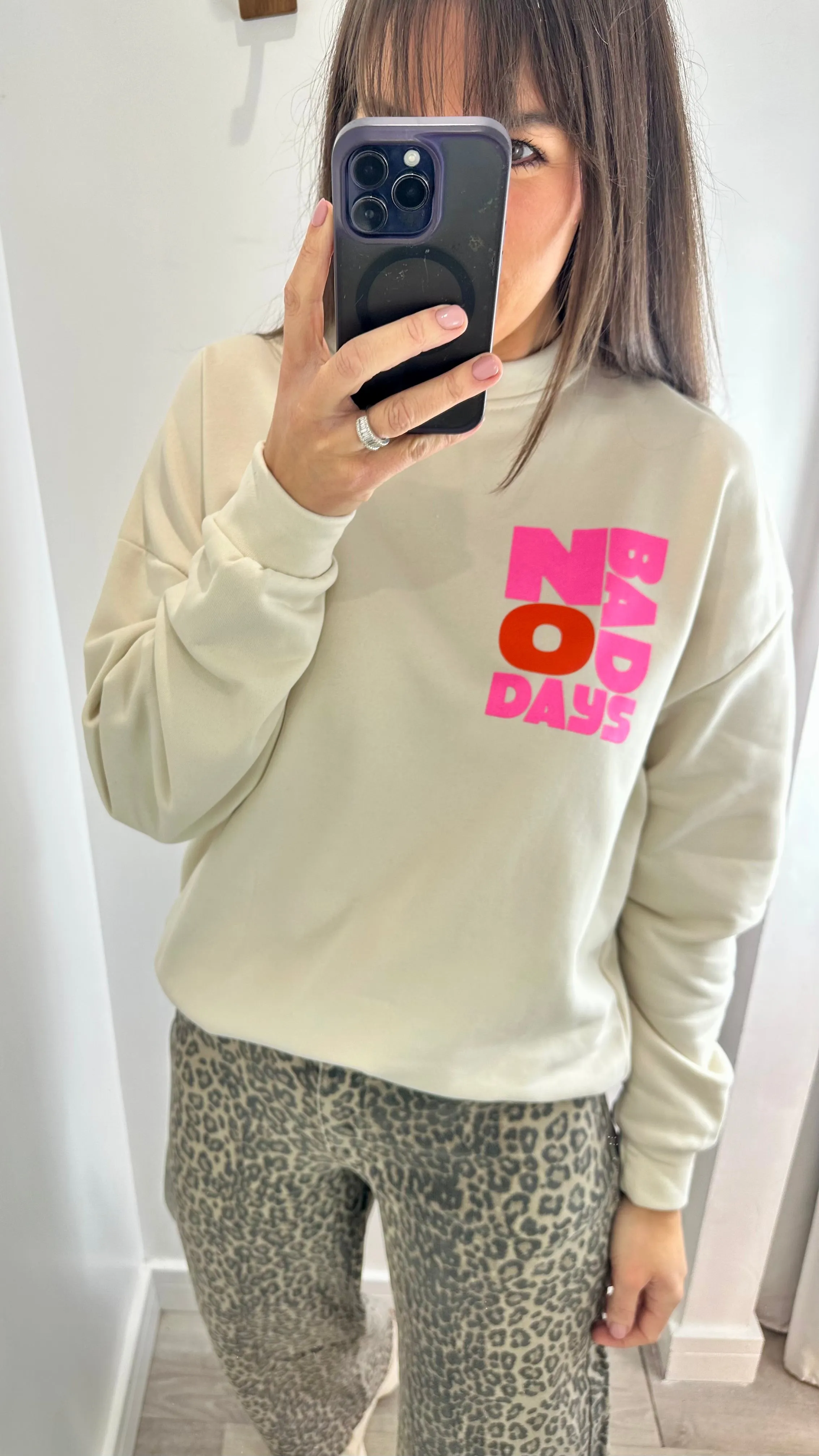 CREAM NO BAD DAYS SWEATSHIRT