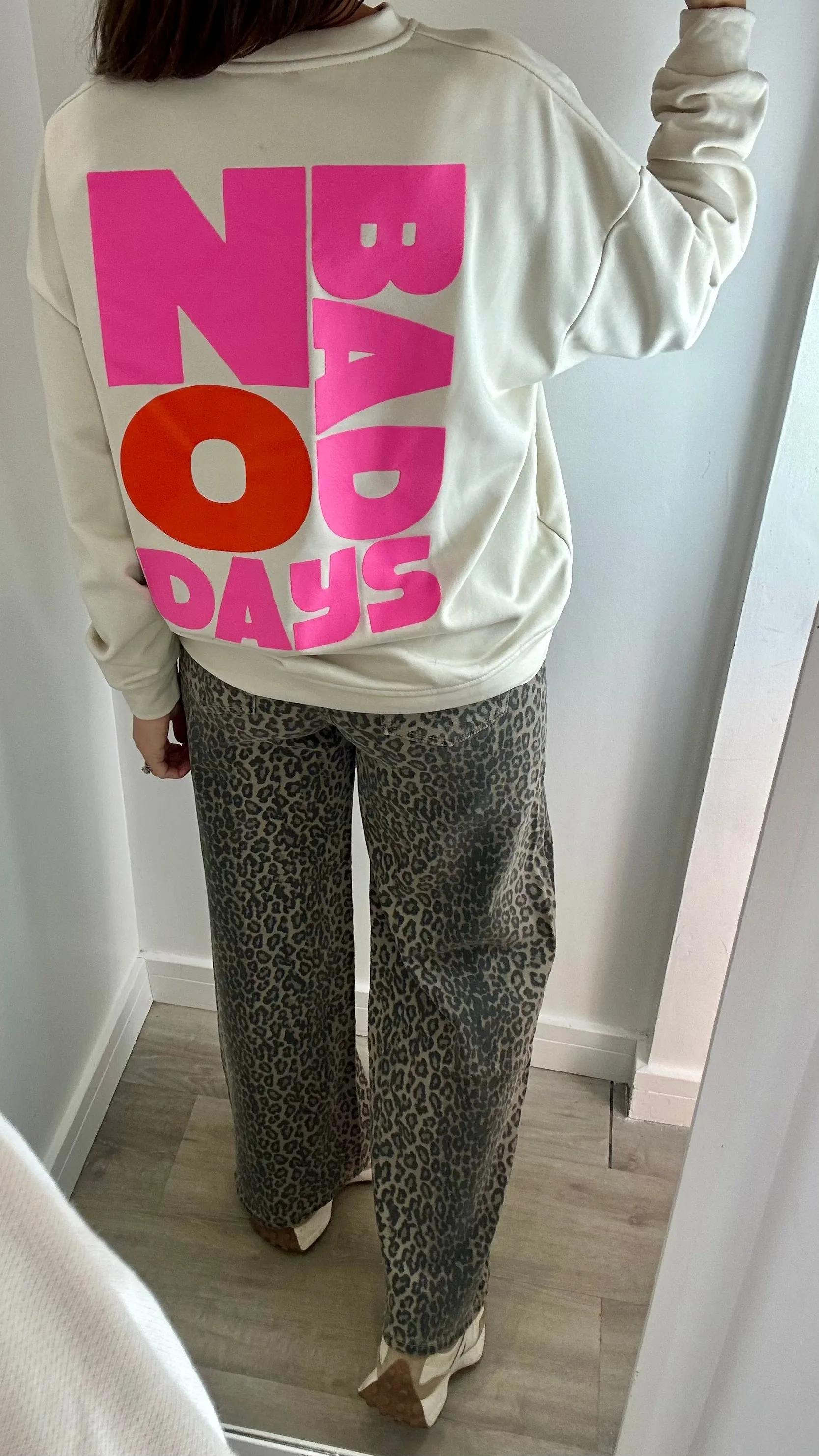 CREAM NO BAD DAYS SWEATSHIRT