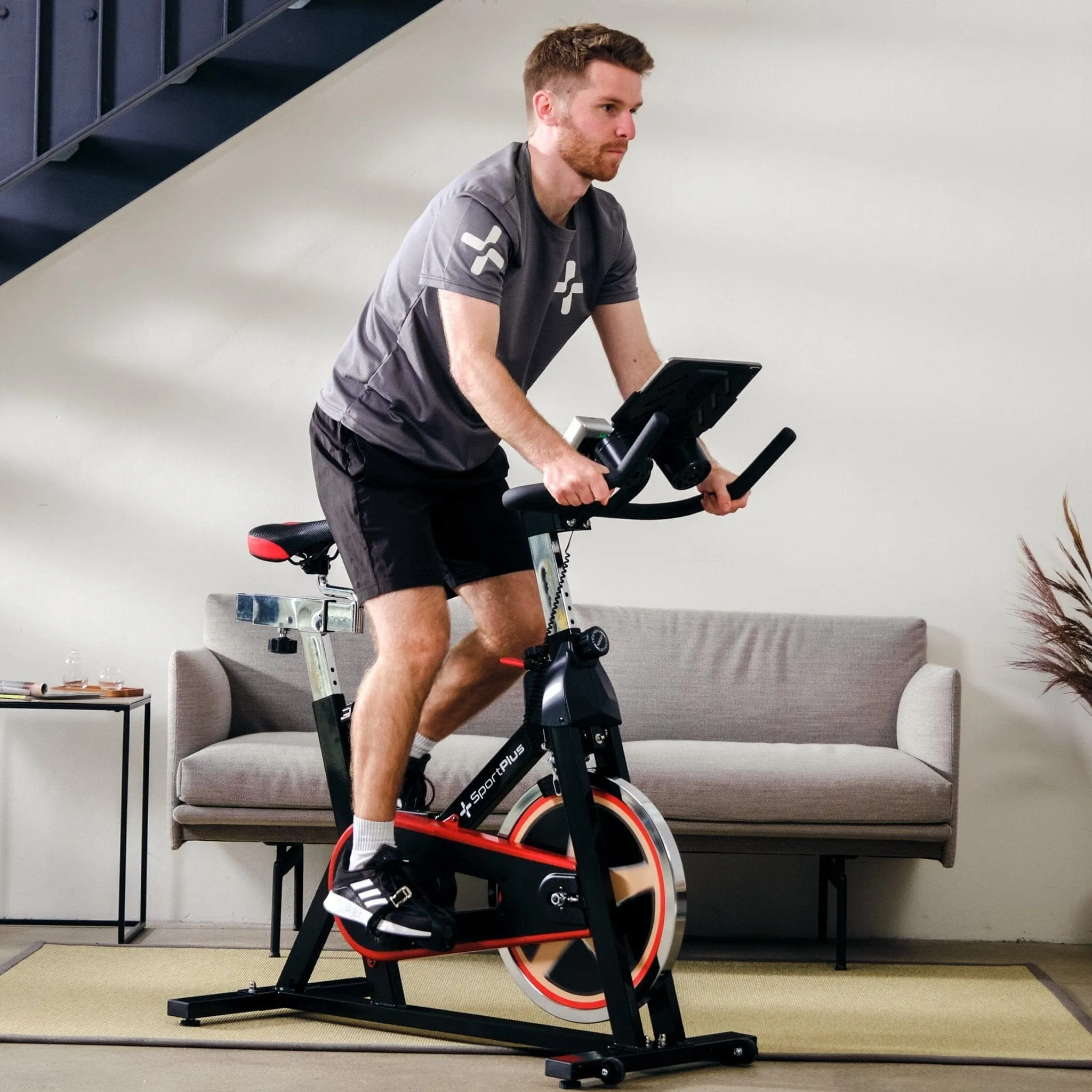 Indoor Cycle Speedbike/ Ergometer mit Bremsbackensystem & App-Kompatibilität