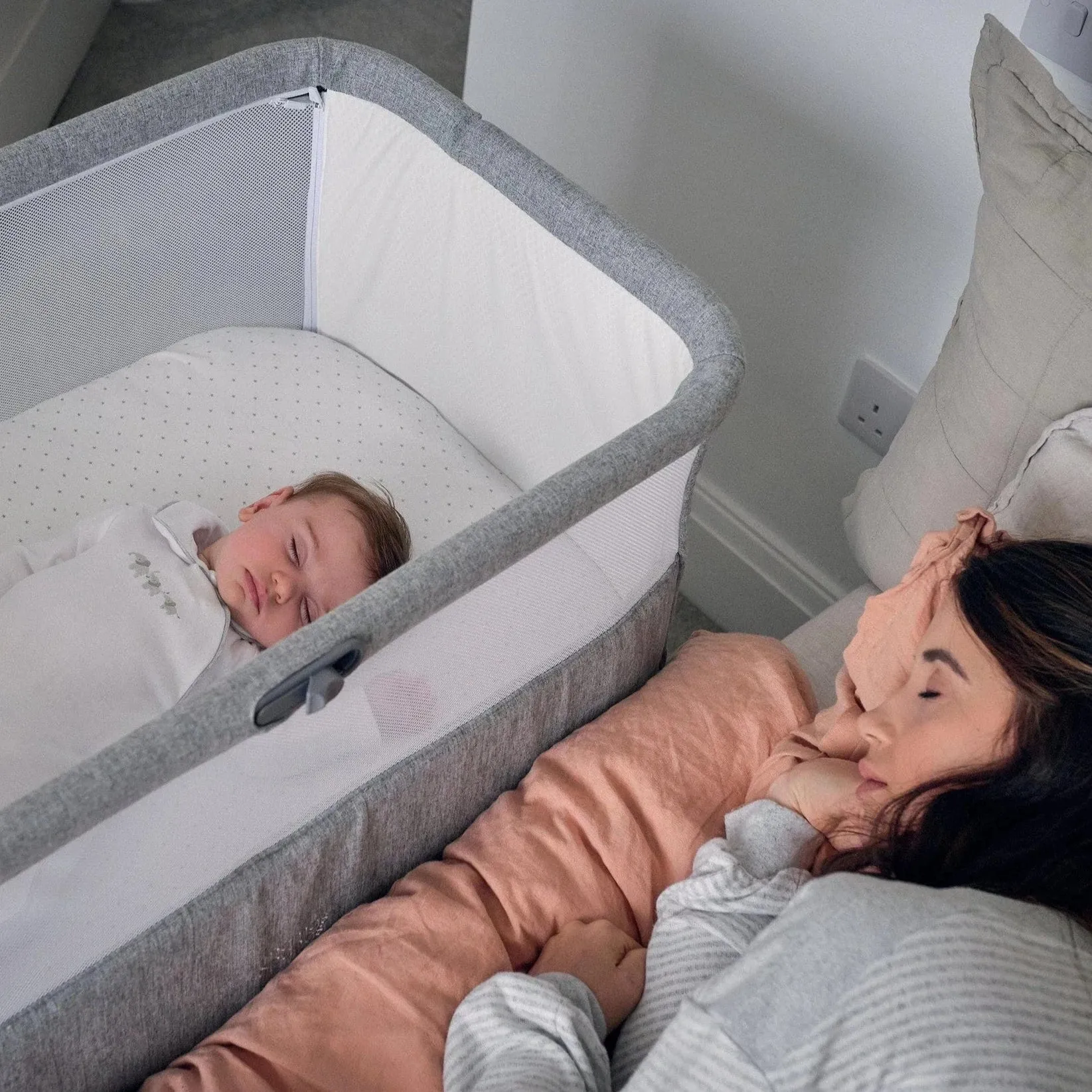 Mamas & Papas Lua Bedside Crib - Grey - BOXED CLEARANCE