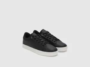Solid Pattern Casual Sneakers